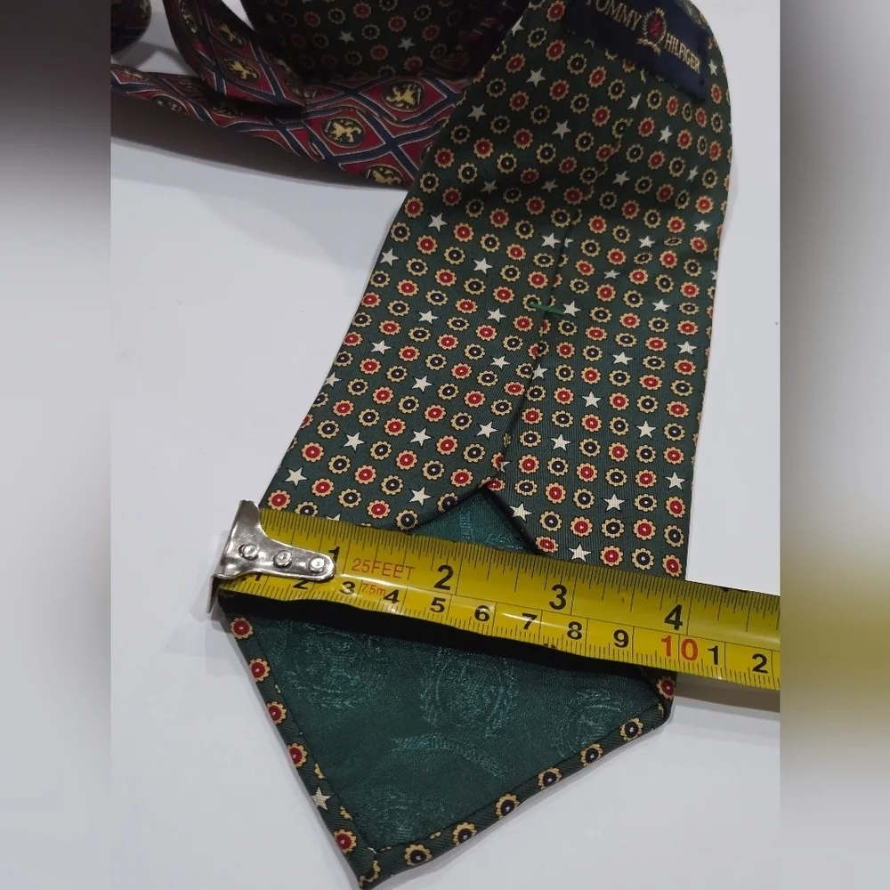 Vintage Tommy Hilfiger Patterned Green and Red Men's Tie